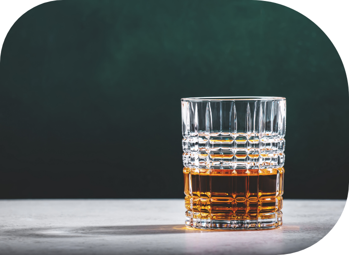 pot-still-irish-whiskey-in-glass-on-dark-green-bac-2025-04-11-18-14-08-utc
